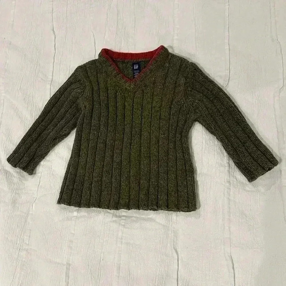 GAP - medium weight knit long sleeve V-neck sweater. Size  18-24 months - Picture 1 of 3
